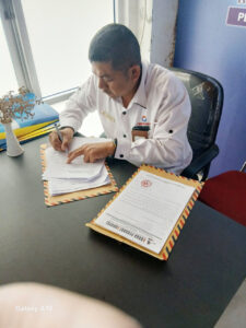 Sekretaris Ombudsman RI Perwakilan Provinsi Bengkulu saat menandatangani tanda terima surat klarifikasi yang disampaikan Koran Perangi Korupsi.